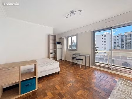 studio 1 pièce 33 m²