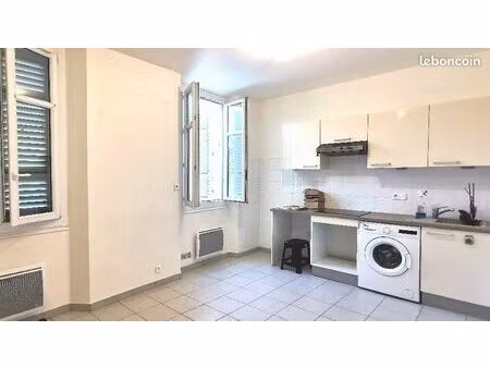 f2. saint-raphaël. centre-ville. vide. a l'année
