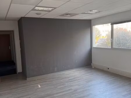 location bureaux 52 m² 680