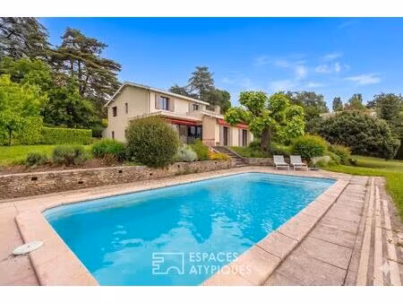 maison avec piscine et jardin paysagé proche du centre