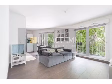 a louer appartement meublé 3p avec balcon au 1er etage avec parking
