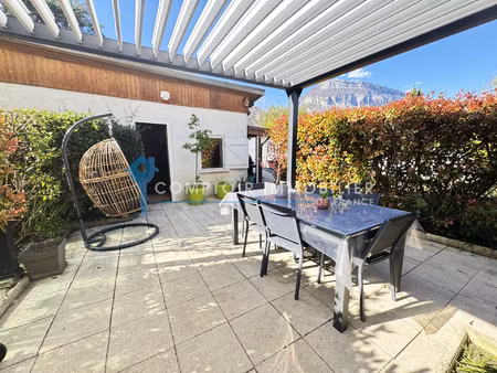 la tronche - t2 en rez-de-jardin d'une maison rare