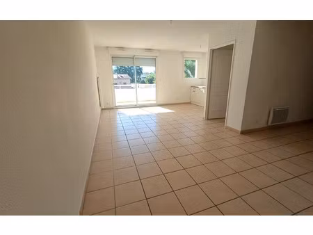 location appartement  m² t-3 à saint-pierre-du-mont  730 €