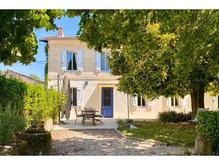 jolie maison avec plusieurs dépendances