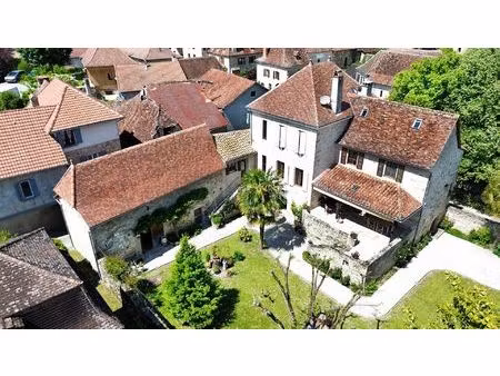 ilôt rénové dans village médiéval