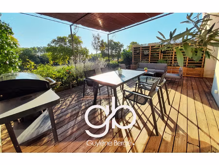 maison contemporaine avec terrasse et vue dégagée