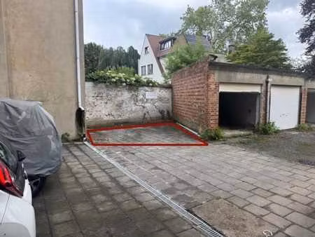 place de parking sécurisée avec portail électrique– couronne