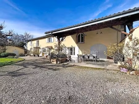 magnifique corps de ferme restauré de 8 pièces  d’une surface de 300m²  sur un terrain de 