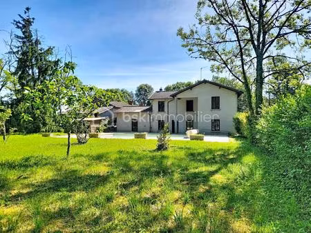 une maison de campagne nichée dans un parc magnifique