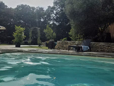 coup de coeur : villa de plain-pied avec piscine sur magnifiq