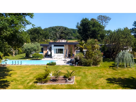 villa d'architecte lumineuse avec piscine et jardin arboré