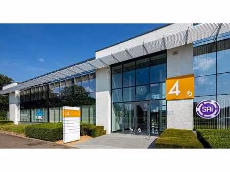 469 m² de bureaux baignés de lumière le long de la très a...