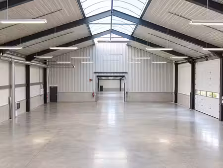hall industriel 450 m² + parking 350 m²