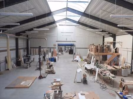 local industriel avec grande hauteur sous plafond
