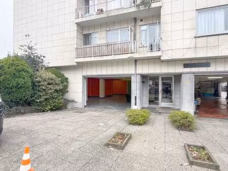 a 50 mètres de la maison communale d'evere dépôt de 200m2