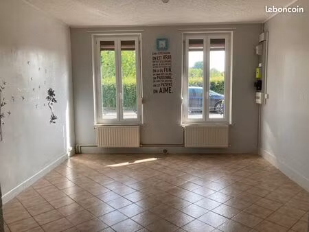 à louer maison mitoyenne à origny en thiérache  comportant trois chambres  fenêtre double 