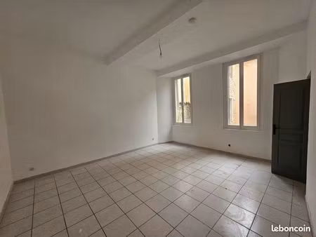 à louer - studio de 37 m2 en plein centre-ville d'apt 350 c.c
