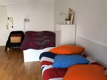 d'une pièce spacieuse  d'une salle de bains  placards de