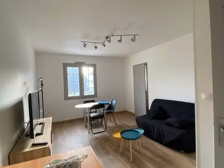 location t1 meublé + parking inclus vannes