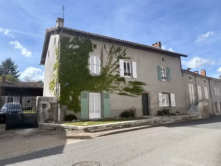 belle maison de village avec granges et jardin