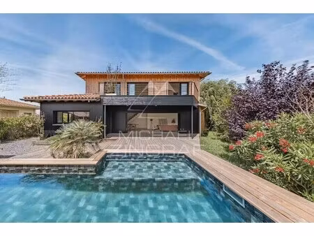 maison de luxe à vendre à la teste-de-buch : 1 390 000 € | 196m²