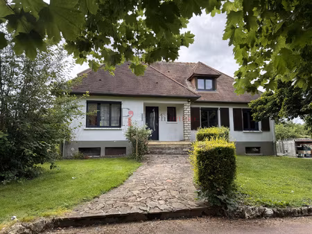 maison sur sous-sol total en village proche premiers commerc