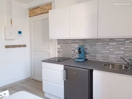 studio meublé refait à neuf  proche gare  fac  ifps  bus de ville dans immeuble sécurisé