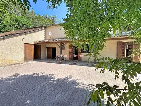 maison en pierre 3 chambres avec garage  cave et terrain avec puits.