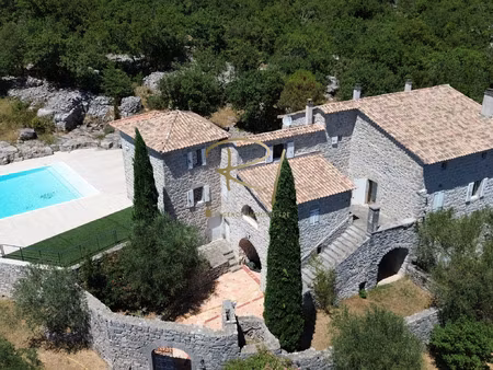 mas en pierre à vendre - propriété rénovée avec piscine et