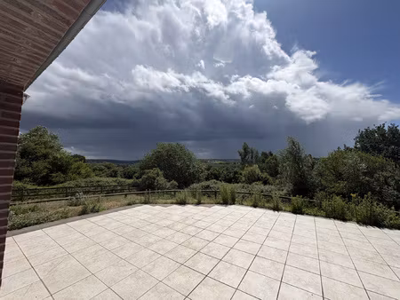 maison familiale avec terrasse et sous-sol complet à lisieux