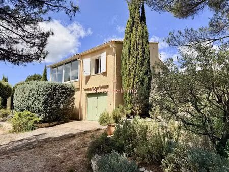 maison lumineuse avec piscine et vue dominante
