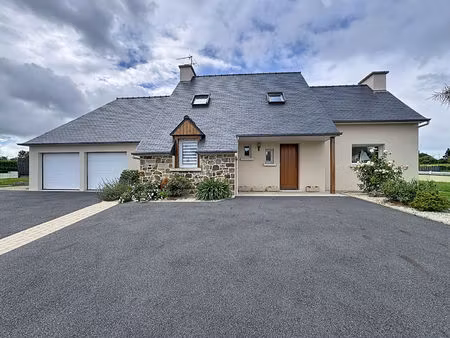 a vendre maison 4 chambre plus un bureau à yffiniac!