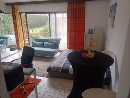 très beau studio lumineux avec terrasse et jardin