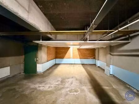 dubbele auto staanplaats in afgesloten garagecomplex!