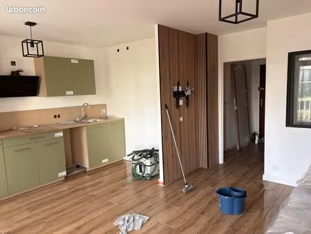 location étudiante -appartement studio avec coin nuit entièrement rénové – bail 9 mois - j