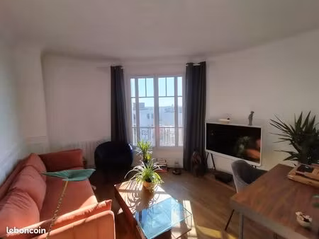 t2 meublé avec balcon et vue dégagée sur paris