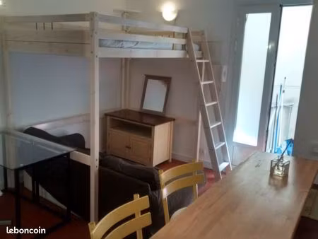 particulier loue un joli studio  calme  centre ancien