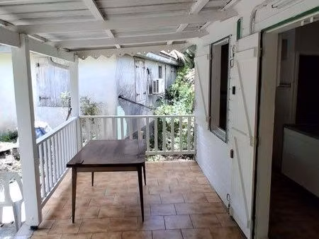 je propose en location cette maison de 3 pièces de 50 m² située à les abymes. non meublée 
