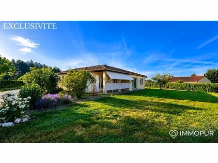 à pied des commerces  au calme et sur près de 4 000 m² de ter