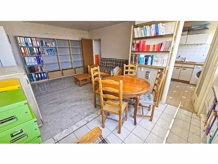 2 pieces en dernier etage - cave et parking
