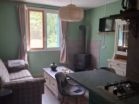 location meublée appartement 2 pièces 35 m² à cassaniouze (15340)  400 €