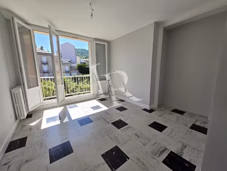 appartement t3 avec balcons  cave et garage le puy
