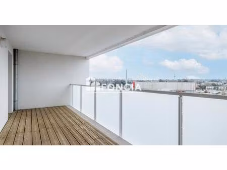 spacieux et lumineux appartement trois pièces avec stationnement en sous-sol