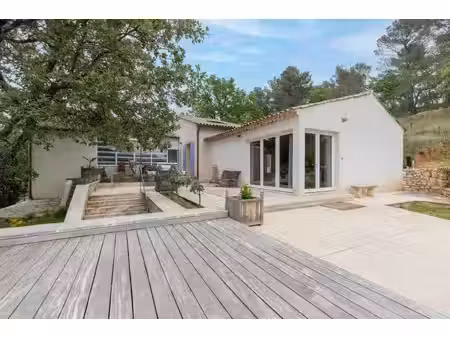 maison haut de gamme dans un environnement paisible