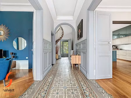 a vendre  surprenante maison de maître