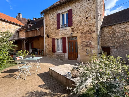 a vendre maison en pierres dans un charmant village de cubjac auvézère val d'ans 24640