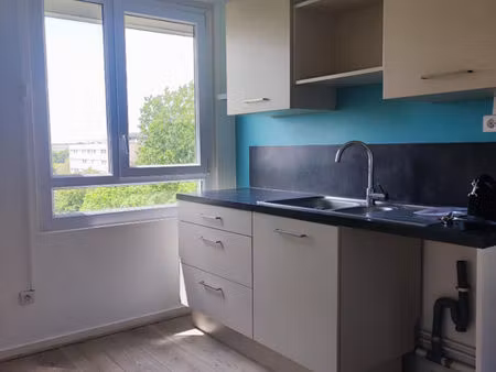 proche tram - commerces -