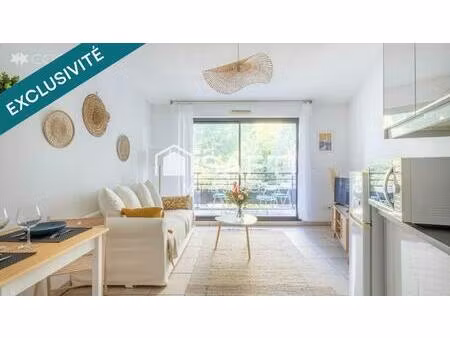 un magnifique t2 entièrement meublé  situé dans le carré d'or du 8ème arrondissement