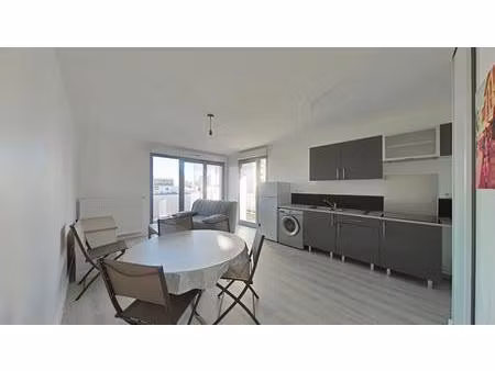 f2 avec terrasse proximité châteaucreux