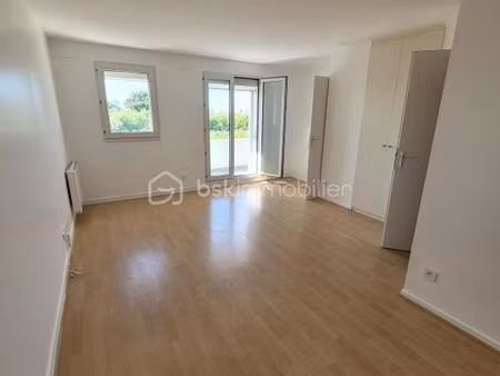a louer – grand studio de 32 m² avec balcon et parking